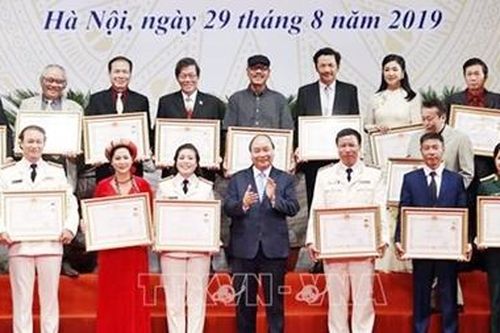 Danh hiệu nghệ sĩ: Sao cho 'y phục xứng kỳ đức'