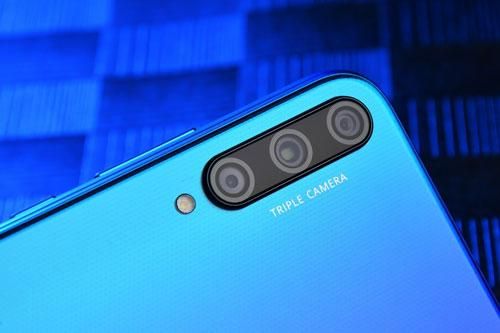 Honor Play 3 trình làng: 3 camera sau, chống nước, pin 4.000 mAh, RAM 6 GB, giá hơn 3 triệu
