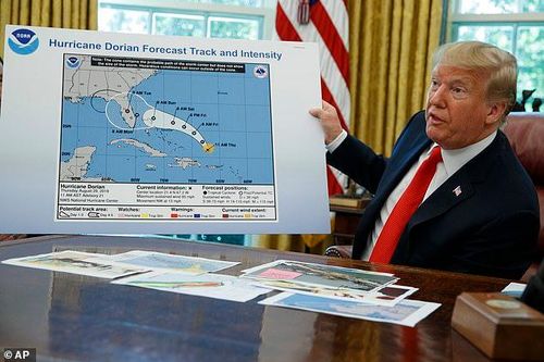 Ông Trump dùng bản đồ sai dự báo về bão Dorian