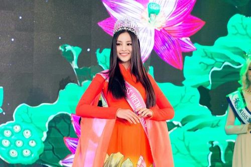 Tạm gác chuyện buồn gia đình, Tiểu Vy rạng ngời xuất hiện trước chính khách quốc tế