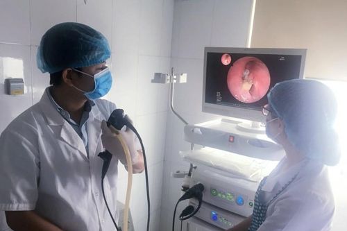Mảnh xương bò nằm trong phế quản suốt 3 tháng