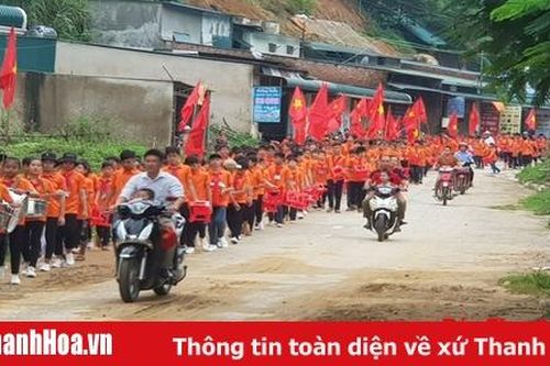 Học sinh vùng lũ Mường Lát vượt khó đón chào năm học mới