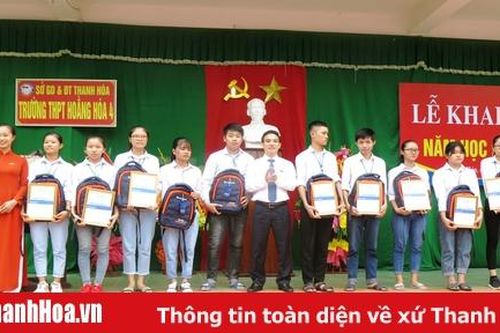 Sacombank trao học bổng cho học sinh, sinh viên trên toàn quốc