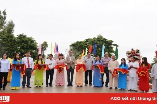 Khánh thành cầu nông thôn được làm từ nắp chai bia tái chế