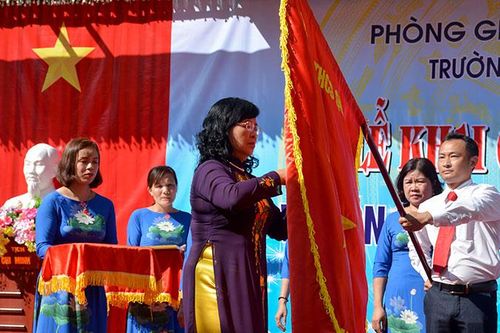 Đồng chí Giàng Thị Hoa dự khai giảng tại Trường THCS Quài Cang