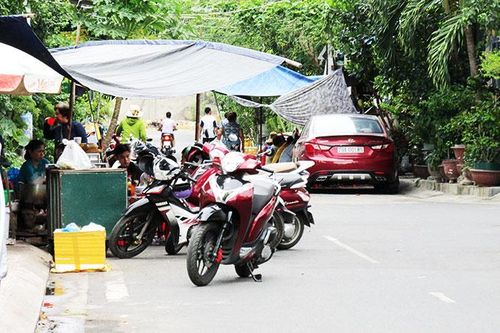 Hàng quán chiếm dụng lòng, lề đường