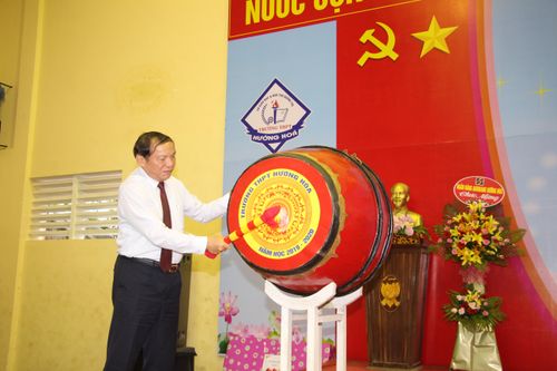 Bí thư Tỉnh ủy Nguyễn Văn Hùng dự lễ khai giảng năm học mới tại Trường THPT Hướng Hóa