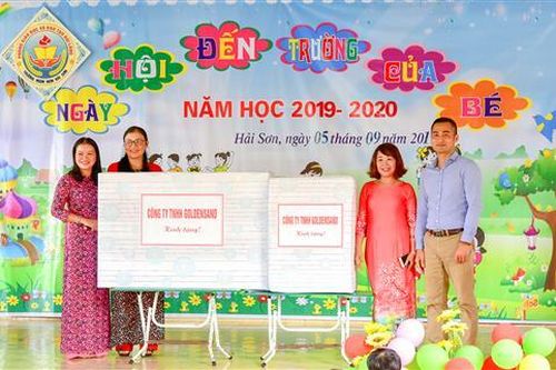 Tặng quà cho Trường Mầm non Hải Sơn