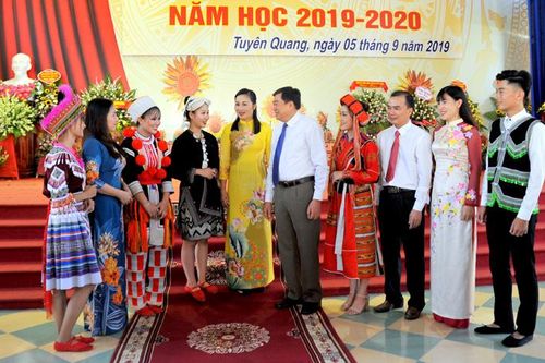Đồng chí Nguyễn Hồng Thắng, Phó Bí thư Thường trực Tỉnh ủy dự khai giảng năm học mới