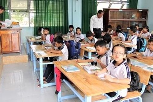 Năm học mới ở vùng lũ đi qua
