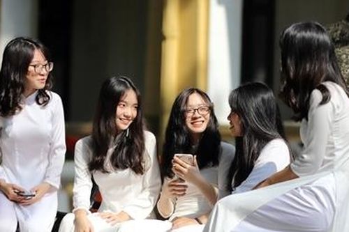 Nữ sinh Trường Chu Văn An tinh khôi trong ngày khai giảng