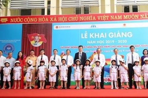 Trao tặng mũ bảo hiểm cho học sinh lớp một toàn quốc ngày khai giảng