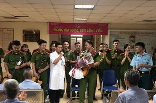 Mang âm nhạc đến bệnh viện': Món quà tinh thần vô giá