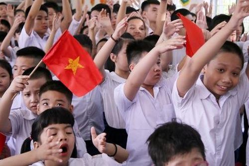Xúc động học sinh hát Quốc ca bằng tay trong lễ khai giảng tại ngôi trường đặc biệt nhất Hà Nội