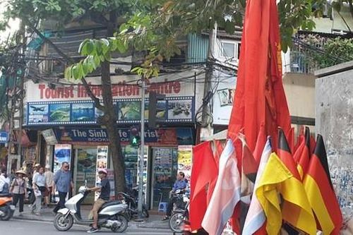 Phố cổ Hà Nội nhộn nhịp cờ hoa trước 'giờ G' trận đấu Việt Nam - Thái Lan