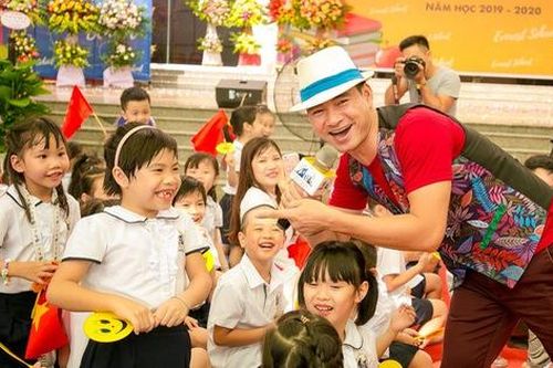 Xuân Bắc và trẻ nhỏ hào hứng với thông điệp phòng tránh bạo lực học đường ngày khai giảng