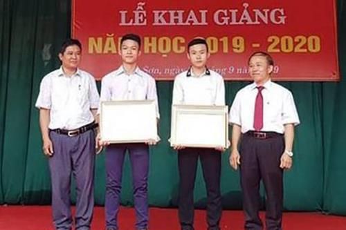 Khen thưởng 2 nam sinh cứu người bị lũ cuốn
