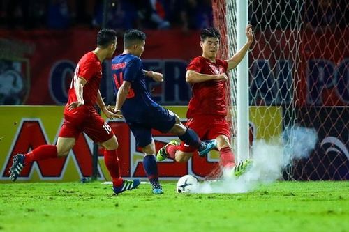 Trái bóng phát nổ khi Duy Mạnh cản phá cú sút của cầu thủ Thái Lan