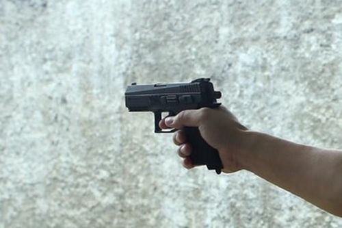 Vợ chở sát thủ đến quán nhậu bắn chồng