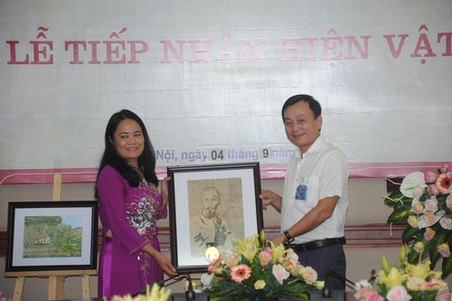 Tiếp nhận tranh cổ động chân dung Chủ tịch Hồ Chí Minh bằng giấy dó