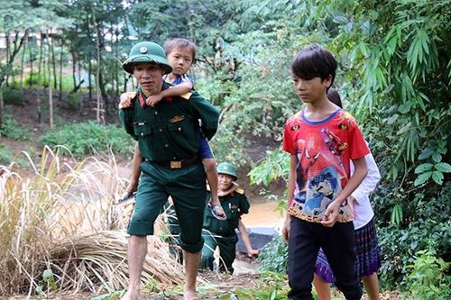 Nỗ lực vượt khó, đưa học sinh vùng lũ đến trường