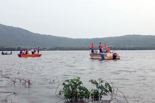 Hàng nghìn hộ dân bị cô lập