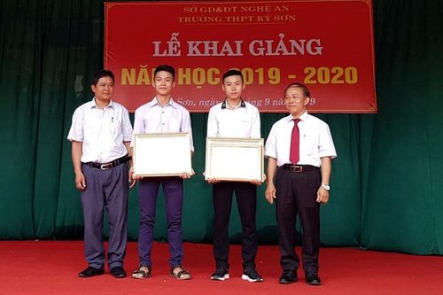 Hai nam sinh cứu người trong nước lũ