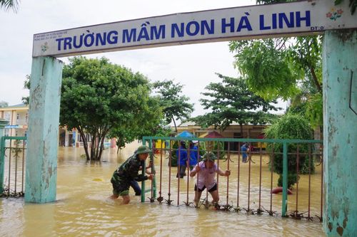 Bộ đội Biên phòng Hà Tĩnh nỗ lực giúp các trường học khắc phục mưa lũ, khai giảng năm học mới