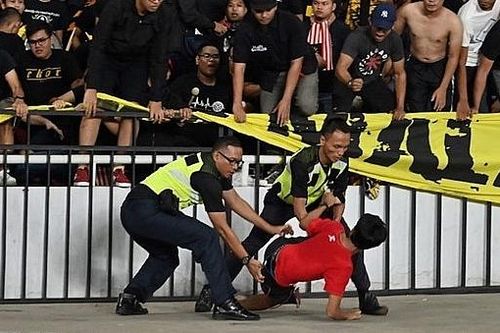 Phải rời sân bằng xe bọc thép, Malaysia khiếu nại hành vi quá khích của cổ động viên Indonesia lên FIFA