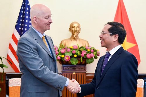 Thứ trưởng Thường trực Bùi Thanh Sơn tiếp Thống đốc bang Nebraska, Hoa Kỳ
