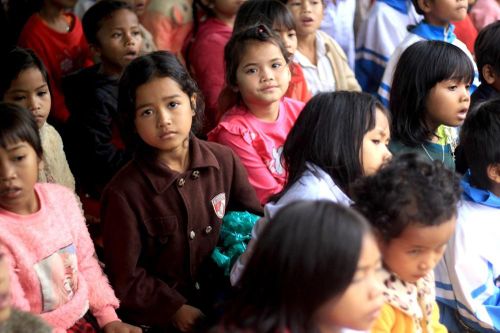 Cảm động không khí đón tết trung thu dưới mưa của thiếu nhi Gia Lai