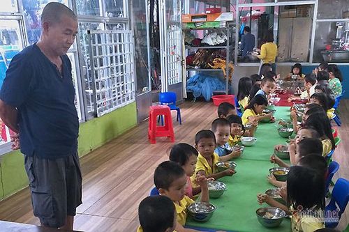 Em bé bị bỏ rơi lúc 2 ngày tuổi, 5 năm sau mẹ dẫn nhóm người giàu đến tìm