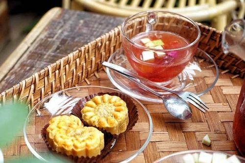 Cafe lạ Hà Nội, bà chủ tự làm 2.000 bánh trung thu tặng khách