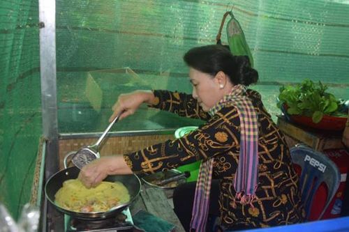 Chủ tịch QH Nguyễn Thị Kim Ngân đổ bánh xèo đãi bà con Đồng Tháp