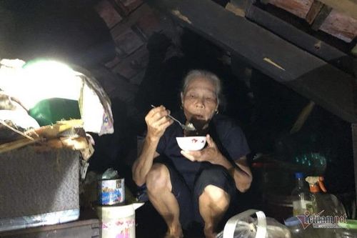 Xót xa nồi cơm trắng thức ăn của dân rốn lũ Hà Tĩnh