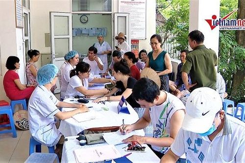 Hàng trăm người đến trạm y tế Hạ Đình khám sau vụ cháy nhà máy Rạng Đông