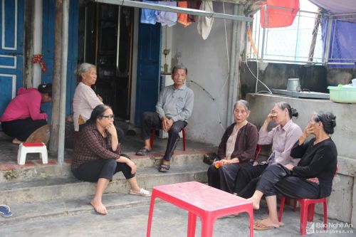 NÓNG: Đã cứu sống 4 thuyền viên Nghệ An trong vụ chìm tàu cá ở Quảng Bình