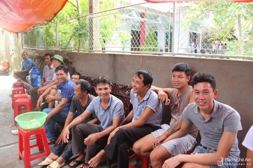 Người dân làng biển Nghệ An mong ngóng đón 4 thuyền viên được cứu sống trở về