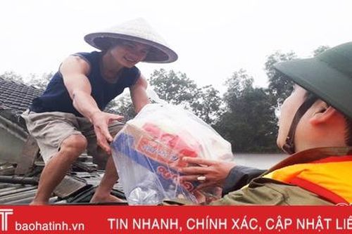 Đi xuồng máy mang hàng cứu trợ tới nóc nhà đồng bào 'tâm lũ' Hương Khê