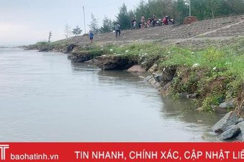 Lộc Hà sạt lở 200m đê biển, nhiều hộ nuôi trồng thủy sản 'khóc ròng'!