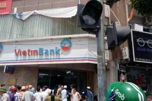 Người dân cùng bảo vệ khống chế nam thanh niên bịt mặt cầm vật nghi là súng xông vào ngân hàng Vietinbank