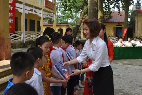 EVN HANOI đồng hành cùng học sinh khó khăn trong năm học mới