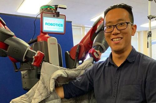 Robot thay thế điều dưỡng giúp đỡ người già