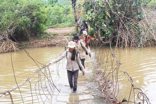 Chư Pah: Dân 'liều mình' qua cầu treo hư hỏng