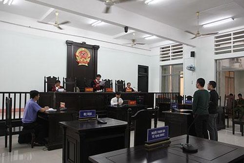 Ra giao lộ rình giật dây chuyền