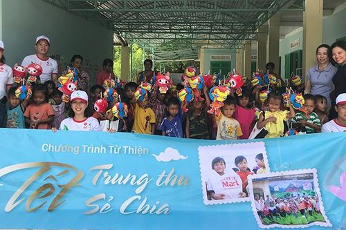 Báo Khánh Hòa và LOTTE Mart Nha Trang trao quà cho học sinh dân tộc Raglai