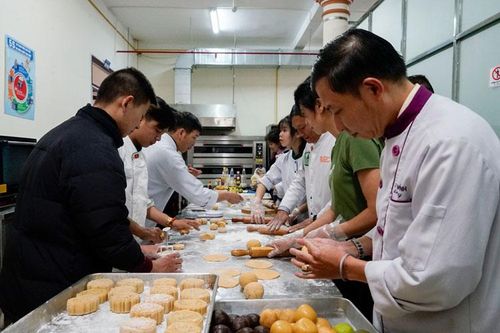 Chi hội Đầu Bếp chuyên nghiệp Lâm Đồng làm bánh Trung thu tặng trẻ em