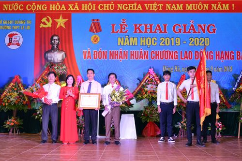 Trường Trung học phổ thông Lê Lợi khai giảng năm học mới và đón nhận Huân chương Lao động hạng Ba
