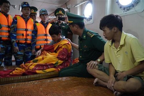 Biên phòng Quảng Trị giải cứu thành công 4 ngư dân bị chìm thuyền