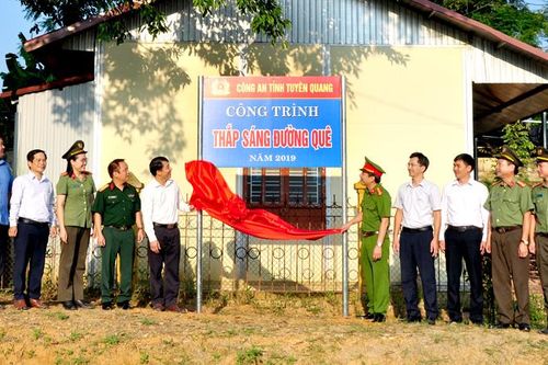 Bàn giao công trình 'Thắp sáng đường quê - Xây dựng nông thôn mới ' cho xã Tân Thịnh